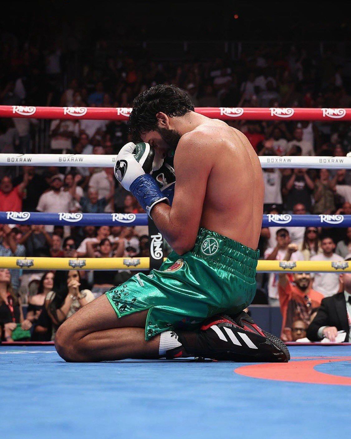 Hamzah Sheeraz in sujood after victory